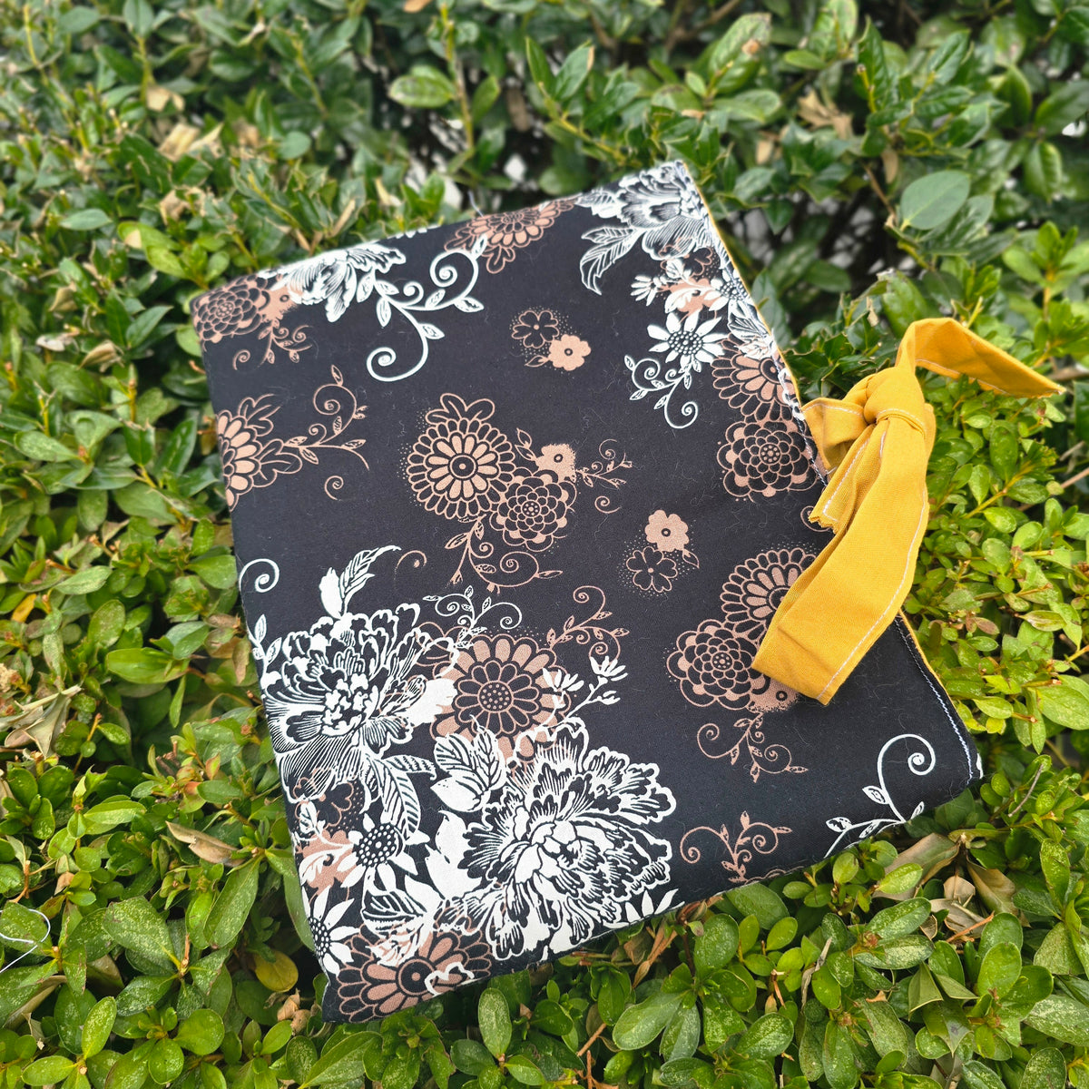Book Buddy (black/floral)